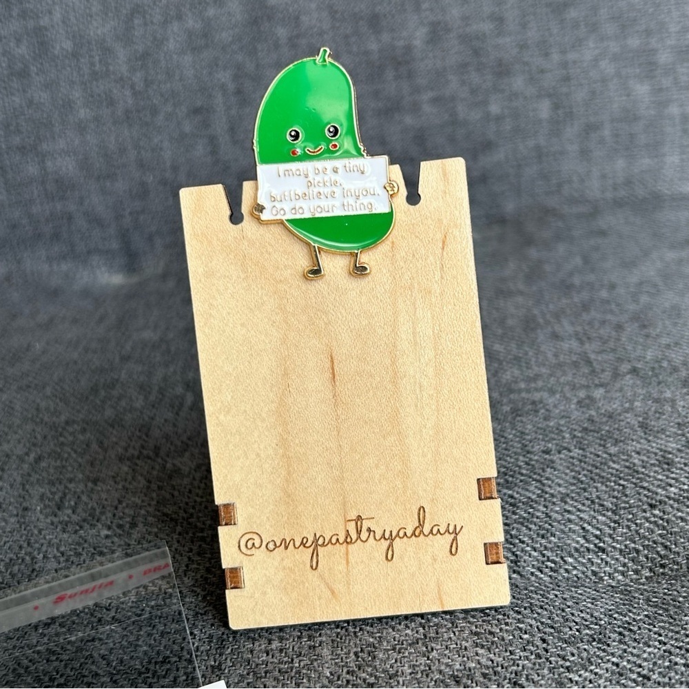 POSITIVE PICKLE Brooch Pin + Affirmation Card Set, Green, Gold - Picture 17 of 17